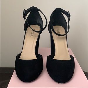 Ladies black pump